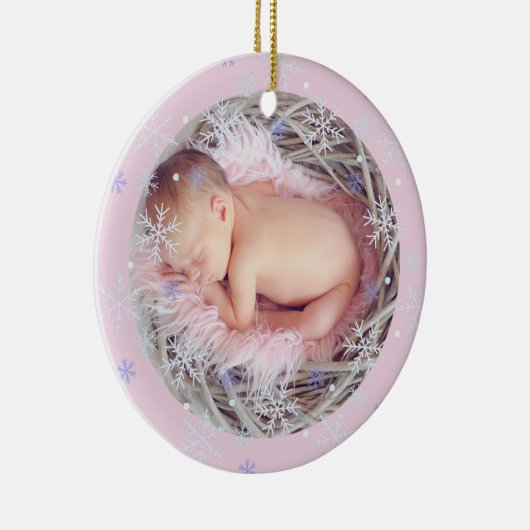 Aangepaste Roze Keepsake Foto Baby's Eerste Kerstm Keramisch Ornament (Rechts)
