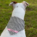 Aangepaste Roze Naam Houndstooth Patroon Hond Band Bandana<br><div class="desc">Gedrukt aan één kant, zwart-wit houndstooth patroon bandana met huisdier naam op een roze band. Twee maten beschikbaar: 18 "x18" (kinderen, kleine honden) en 22 "x22" (volwassen, grote honden). Wijzig eenvoudig uw naam met behulp van de meegeleverde Sjabloon. Lichte stof die goed ademt en snel droogt. 100% gesponnen polyester. Zie...</div>