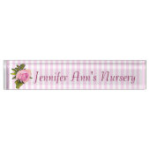 Aangepaste roze Roos Baby Nursery Name Naambordje (Voorkant)
