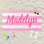 Aangepaste roze Striped Script-naam Strandlaken<br><div class="desc">Het gepersonaliseerde ontwerp van de handdoek van het strand kenmerkt douanetekst in modern giraal heet roze manuscript dat met een eerste of familienaam tegen een patroon van witte strepen op een lichtroze achtergrond kan worden gepersonaliseerd. De kleuren en de doopvontstijl kunnen volledig worden aangepast.</div>
