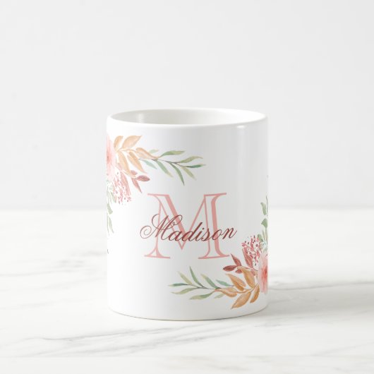 Aangepaste roze Waterverf Floral Monogram Naam Koffiemok (Center)