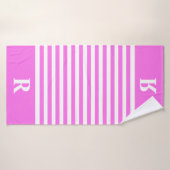 Aangepaste roze/witte strepen badhanddoek (Badhanddoek)