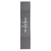 Aangepaste Rustic Black Chalkboard Monogramm-naam Korte Tafelloper (Voorkant)