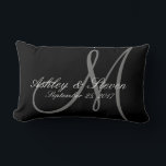 Aangepaste Rustic Linen look Monogram Lumbar Pillo Kussen<br><div class="desc">Gepersonaliseerd rustig uitziend linnen ziet er kussen uit met een monogram initiaal. Het is een groot geschenk voor Passen getrouwd,  Jubilea en andere speciale gelegenheden. Heel trendy en een mooi accentstuk voor een slaapkamer,  woonkamer,  favoriete stoel,  enz. Pas aan met namen,  initiaal en een datum.</div>