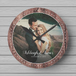 Aangepaste Rustic Modern Weddenschap Foto's Ronde Klok<br><div class="desc">Rustic Moderne de fotowandklok van het Bouw van het Bouw van het Bouw van het Bouw met een romantisch handgeschreven manuscriptontwerp, uw douanenamen en favoriete foto. Geweldig geschenk voor newlyweds, een gedenkdag of Valentijnsdag! De achtergrond van het donkere houten paneel van de boerenstijl maakt het een grote toevoeging aan om...</div>