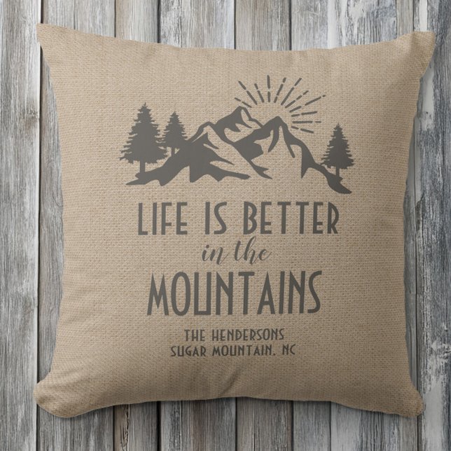 Aangepaste Rustieke Beter In Mountain Quote Tan Br Buitenkussen (Custom Rustic Better in Mountain Quote Tan Brown Throw Pillow)