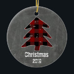 Aangepaste Rustige Red Pset Tree & Chalkboard foto Keramisch Ornament<br><div class="desc">Pas deze aangepaste rustige rode en zwarte gebuffe kerstboom en kerstversiering aan met uw eigen foto en het jaar!  Biedt robuuste typografie en je eigen familiefoto op de achterkant.  Een geweldige versiering om je jaarlijkse traditie te beginnen om je eigen kerstversiering elk jaar te creëer!</div>