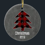 Aangepaste Rustige Red Pset Tree & Chalkboard foto Keramisch Ornament<br><div class="desc">Pas deze aangepaste rustige rode en zwarte gebuffe kerstboom en kerstversiering aan met uw eigen foto en het jaar!  Biedt robuuste typografie en je eigen familiefoto op de achterkant.  Een geweldige versiering om je jaarlijkse traditie te beginnen om je eigen kerstversiering elk jaar te creëer!</div>