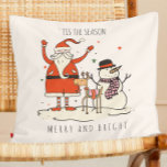 Aangepaste Santa Snowman Rendier Star Christmas Hy Kussen<br><div class="desc">Dit vakantiewerpkussen brengt feestelijke charme en een comfortabele stijl naar elke ruimte. Met een vrolijk trio - Santa Claus, een sneeuwman en een rendier - legt dit ontwerp het hart van het seizoen vast met speelse illustratie en gezellige vibes. De Kerstman zwaait van blijdschap, de sneeuwman houdt een drink met...</div>