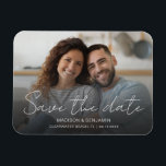Aangepaste Save the Date Wedding Verloving Foto Magneet<br><div class="desc">Custom Save the date photo wedding 3" x4" magneten zijn voorzien van uw favoriete horizontale verloving foto overlapt met "Save The Date" in prachtige script kalligrafie en uw voor- of voor- en achternaam, de bestemming van uw bruiloft en de datum in eenvoudige moderne typografie. Pas je magneet vandaag nog aan...</div>