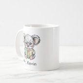 Aangepaste Schattige Baby Koala Leest een Boek Koffiemok (Voorkant links)