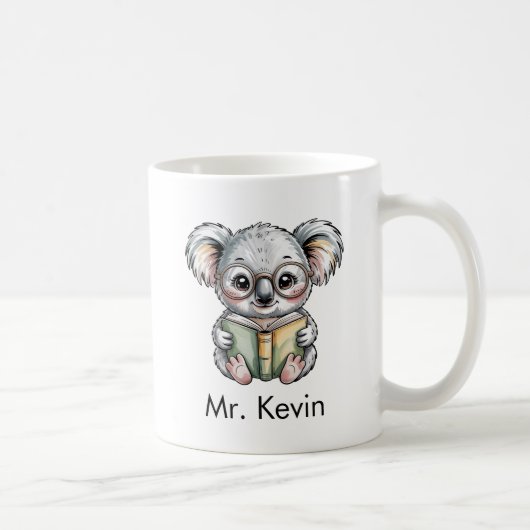 Aangepaste Schattige Baby Koala Leest een Boek Koffiemok (Rechts)