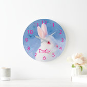 Aangepaste schattige witte konijn op blauwe sneeuw grote klok (Huis)