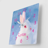 Aangepaste schattige witte konijn op blauwe sneeuw vierkante klok (Hoek)