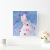 Aangepaste schattige witte konijn op blauwe sneeuw vierkante klok (Huis)