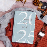 Aangepaste Schattigee Blue Minimal 2025 Kalender P Planner<br><div class="desc">Blijf georganiseerd in stijl met deze elegante 2025 Zazzle planner. Met een modern, minimalistisch ontwerp met zachte, aardse tinten en een gedurfde "2025" op de cover, is deze planner perfect voor het bijhouden van uw dagelijkse schema, doelen en belangrijke evenementen. De strakke spiraalbinding zorgt voor eenvoudig gebruik, terwijl de aanpasbare...</div>