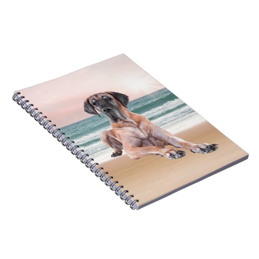 Aangepaste Schattigee Grote Deen Hond Zittend op h Notitieboek (Rechterzijde)