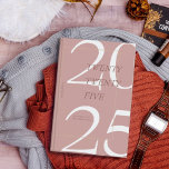 Aangepaste Schattigee Roze Minimal 2025 Kalender P Planner<br><div class="desc">Blijf georganiseerd in stijl met deze elegante 2025 Zazzle planner. Met een modern, minimalistisch ontwerp met zachte, aardse tinten en een gedurfde "2025" op de cover, is deze planner perfect voor het bijhouden van uw dagelijkse schema, doelen en belangrijke evenementen. De strakke spiraalbinding zorgt voor eenvoudig gebruik, terwijl de aanpasbare...</div>