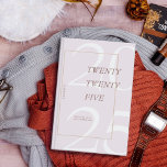 Aangepaste Schattigee Roze Minimal 2025 Kalender P Planner<br><div class="desc">Blijf georganiseerd in stijl met deze elegante 2025 Zazzle planner. Met een modern, minimalistisch ontwerp met zachte, aardse tinten en een gedurfde "2025" op de cover, is deze planner perfect voor het bijhouden van uw dagelijkse schema, doelen en belangrijke evenementen. De strakke spiraalbinding zorgt voor eenvoudig gebruik, terwijl de aanpasbare...</div>