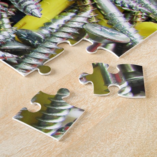 Aangepaste schroeven op een werkbank legpuzzel (Zijkant)