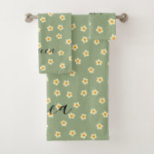 Aangepaste scriptnaam Cute Daisies Pattern Groen Bad Handdoek (Insitu)