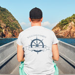 Aangepaste serie cruiseschepen Nautisch wieltje T-shirt<br><div class="desc">Chic custom zomers vakantion zak afbeelding t-shirts voor je strandcruise op de oceaan met een blauw stuurwiel van de marine. Dit nautische ontwerp is ideaal voor t - shirts met een gelijksoortige gezinshereniging om de speciale reis te herdenken. Pas aan met uw achternaam en jaar op de voor- en achterkant....</div>