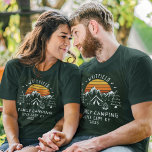 Aangepaste service voor Camping Vacking T-shirt<br><div class="desc">Goede stemming? Voeg gewoon het kampvuur toe, de mores, en de rest van de familie met een bijpassende kleding. Met het ontwerp van een camping-thema kunt u het volgende familieavontuur aanpassen met een plaatshouder voor de site en het jaar. Ideaal voor familiefoto's terwijl u het oerwoud of het kampeerterrein verkennt...</div>