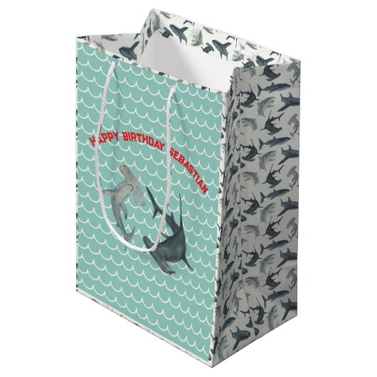 Aangepaste Shark Gift Bag | Aqua en witte oceaango Medium Cadeauzakje (Voorkant Gekanteld)