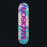 Aangepaste Skateboard Name Retro 90 Vaporwave<br><div class="desc">Pas dit kleurrijke Skateboard Custom Name Retro 90 Vaporwave abstract ontwerp eenvoudig aan met blauw,  roze en gele regenboogschoppen en paarse violet en koelend Sans serif font. Voeg jouw naam toe,  kies doopvont,  verander grootte en positie,  voeg klusje,  foto's en vormen toe. Eenvoudig en mooi,  perfect als kinder cadeauidee.</div>