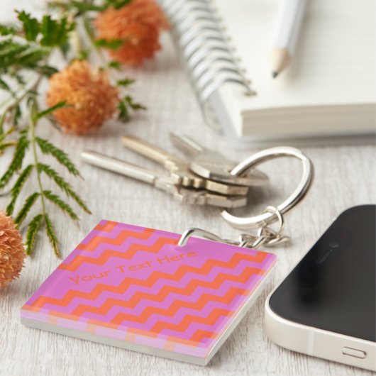 Aangepaste Sleutelhanger met roze en Oranje Zigzag (Voorkant Rechts)