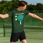 Aangepaste Slogan Padel Tennis Racket en Ballen T-shirt<br><div class="desc">Voeg een grappige slogan toe,  de naam van je eigen padeltennisteam of personaliseer met de naam van je favoriete speler. Dit grafische t-shirt heeft een afbeelding van een padel tennisracket samen met twee padel ballen en is klaar om te worden aangepast met uw eigen tekst hierboven in crèmekleurige letters.</div>