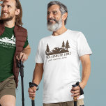 Aangepaste Slogan Wandelen, Camping, Buiten T-shirt<br><div class="desc">Dit grafische t-shirt heeft illustraties van heuvellandschap met groenblijvende bruine bomen,  en is klaar om te worden gepersonaliseerd met uw eigen aangepaste tekst.</div>