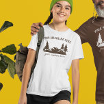 Aangepaste Slogan Wandelen, Camping, Buiten T-shirt<br><div class="desc">Dit grafische t-shirt heeft illustraties van heuvellandschap met groenblijvende bruine bomen,  en is klaar om te worden gepersonaliseerd met uw eigen aangepaste tekst.</div>