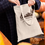 Aangepaste Slogan Wandelen, Camping, Buiten Tote Bag<br><div class="desc">Creëer Een aanpasbaar souvenir of een gepersonaliseerd cadeau wanneer u dit tas met uw eigen tekst personaliseert. Het heeft een plaats voor aangepaste kopregel in vetgedrukte letters, en onder een ondertitel in scriptletters. De bruine tekst komt overeen met de afbeelding in bruin met een rotsachtige uitloper met enkele groenblijvende bomen...</div>