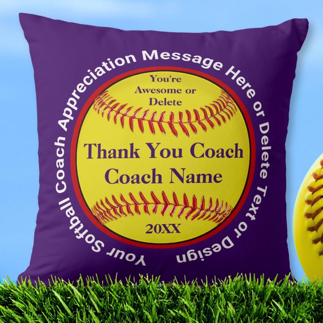 Aangepaste softwarecoach geeft Paarse elke kleur Kussen (Softball pillows. Personalized softball coach gift ideas. Purple and white, softball coach gifts.)