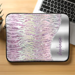 Aangepaste Sparkly Pink Diamond Tiger Stripes Laptop Sleeve<br><div class="desc">Dit ontwerp van de microfoon is voorzien van een digitaal afbeelding dat bestaat uit dunne diamantchips die zijn aangebracht in een patroon dat tijgerstrepen nabootst in schaduwen van roze en paarse tinten. Een zilveren folie afbeelding rechts in de vorm van een golf die met zilveren faux glitter wordt omgeven, biedt...</div>