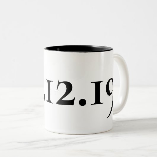 Aangepaste speciale datum zwart-wit tweekleurige koffiemok (Voorkant rechts)