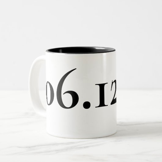 Aangepaste speciale datum zwart-wit tweekleurige koffiemok (Voorkant links)