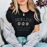 Aangepaste sport mam zijlijn sociale club t-shirt<br><div class="desc">Lean in je sport moeder tijdperk met dit schattige ontwerp met "sideline social club" met drie kampeerstoel illustraties. Pas met de competitie of teamnaam van uw kind hieronder aan voor een geweldig dugout mam cadeau of fondsenwerving item!</div>