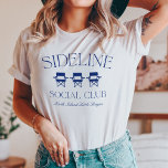 Aangepaste sport mam zijlijn sociale club t-shirt<br><div class="desc">Lean in je sport moeder tijdperk met dit schattige ontwerp met "sideline social club" met drie kampeerstoel illustraties. Pas met de competitie of teamnaam van uw kind hieronder aan voor een geweldig dugout mam cadeau of fondsenwerving item!</div>