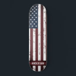 Aangepaste sterren en Stripes Amerikaanse vlag Persoonlijk Skateboard<br><div class="desc">Amerikaans skateboard van de Vlag - Amerikaanse vlag in een rotsachtig nood ontwerp. Geef dit skateboard van sterren en strepen een persoonlijk tintje met monogram naam. Deze gepersonaliseerde Amerikaanse vlag rode witte en blauwe skateboarddek is perfect. Bezoek onze patriottische amerikaanse vlag collectie voor overeenkomende amerikaanse vlaggeschenken en decor. COPYRIGHT ©...</div>