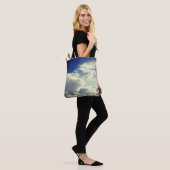 Aangepaste stijlblauwe hemelvierkant foto tote bag (Op model)