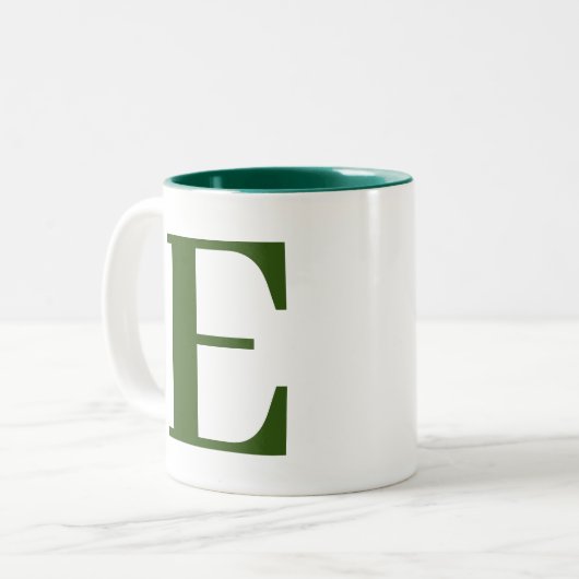 Aangepaste stijlvolle moderne groene monogram Init Tweekleurige Koffiemok (Voorkant links)