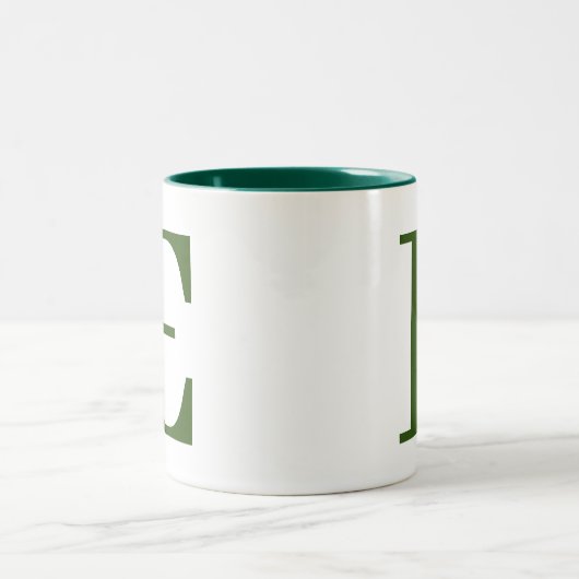 Aangepaste stijlvolle moderne groene monogram Init Tweekleurige Koffiemok (Center)