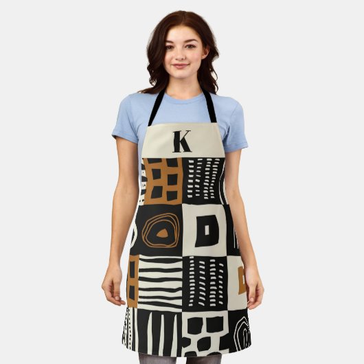 Aangepaste Stijlvolle Monogram Afrikaanse Modder D Schort (Gedragen)