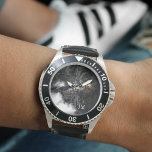 Aangepaste stoomlocomotief horloge<br><div class="desc">Mannen kijken uit met een  stoomlocomotief en uw aangepaste monogram of tekst (optioneel).</div>