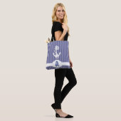 Aangepaste strips en anker monogram tote bag (Op model)