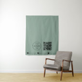 Aangepaste tafelbanner in saliegroen met QR-code Wandkleed (In situ)