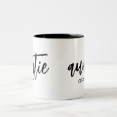 Aangepaste tante Est. Moderne penseelscripttypogra Tweekleurige Koffiemok (Center)