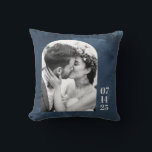 Aangepaste tekenvorm Weduwnaar Fotodatum Navy Blue Kussen<br><div class="desc">Aangepaste tekenvorm bruiloft Fotodatum Navy Blue Sierkussen</div>